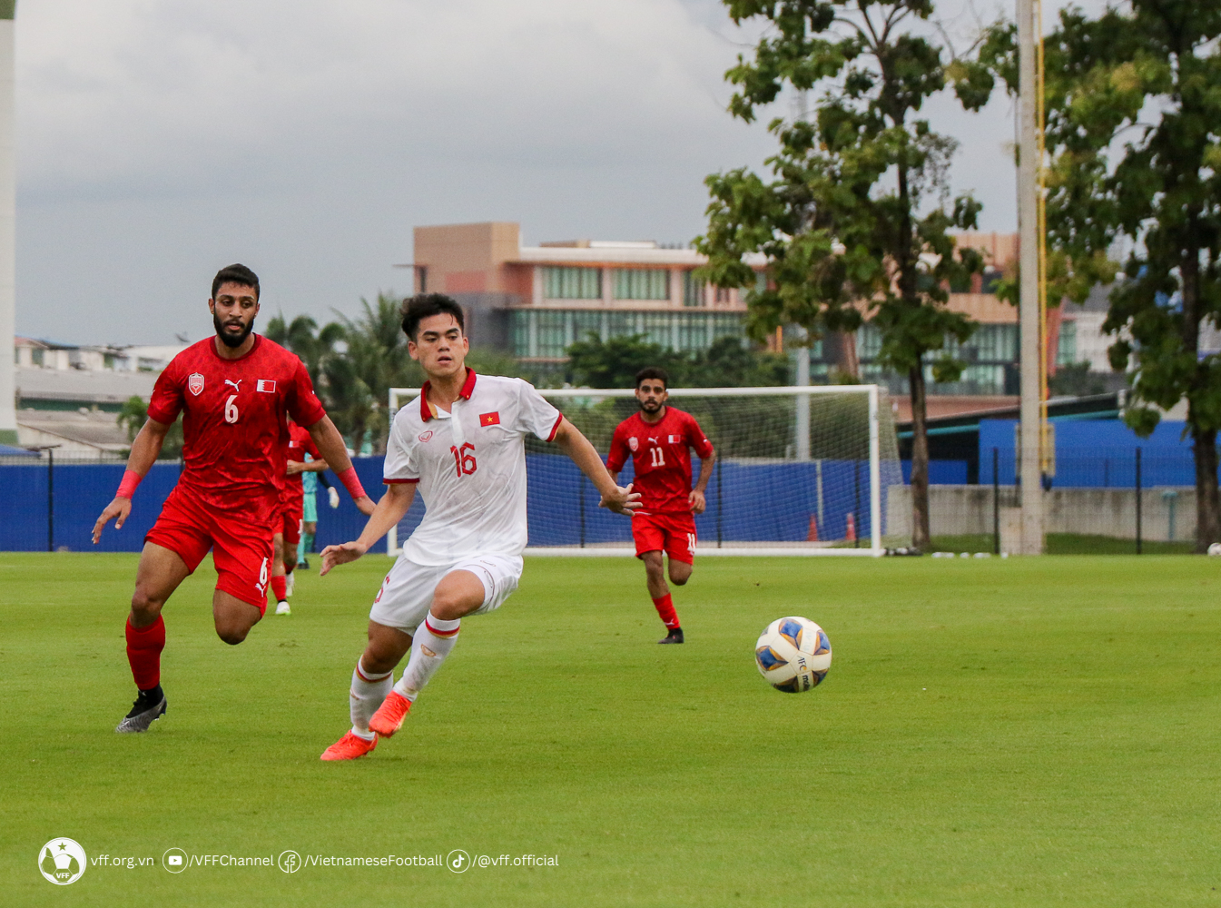 U.23 Việt Nam thua Bahrain trên chấm 11 m, HLV Hoàng Anh Tuấn nói gì? - Ảnh 1.