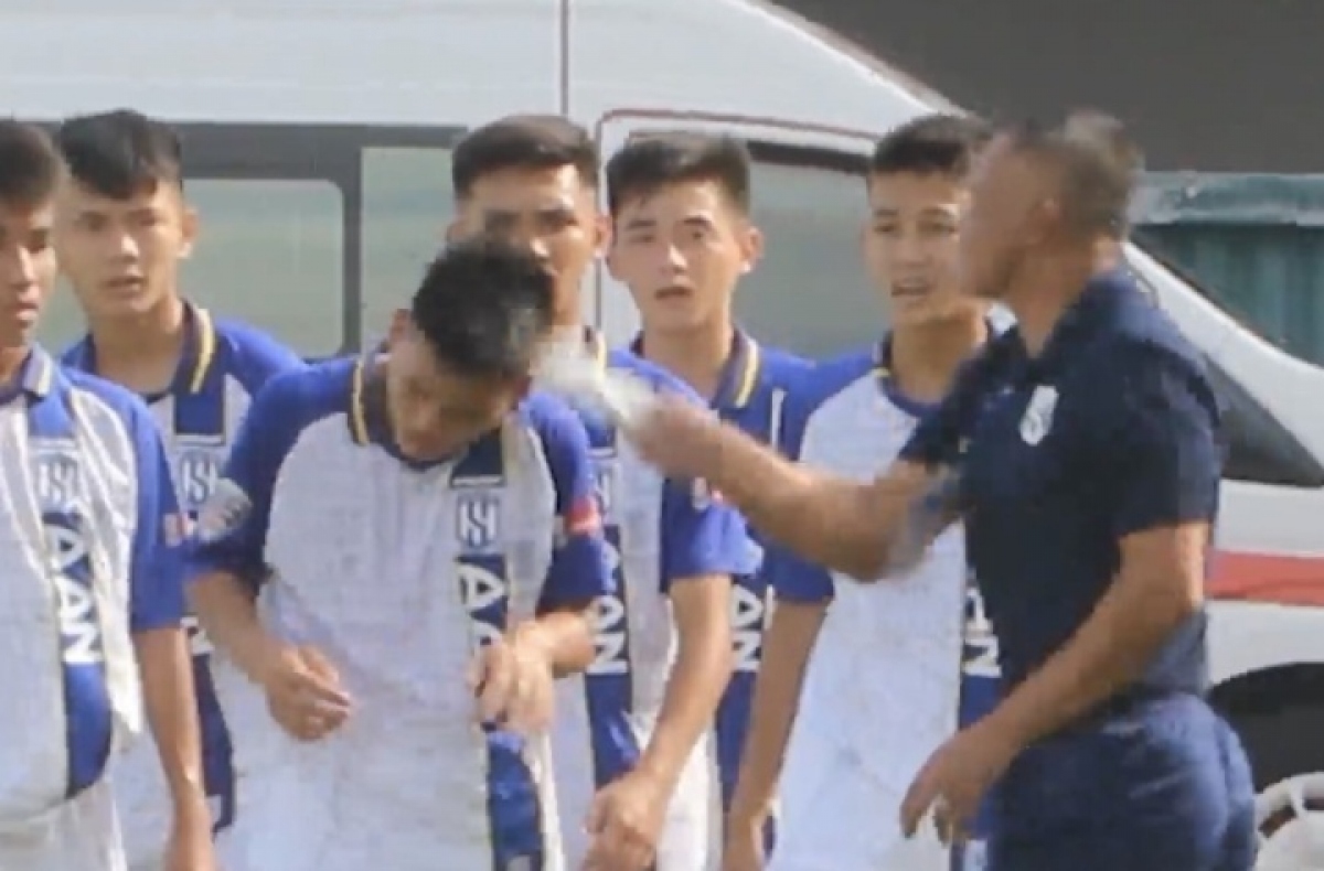 cau thu u15 slna viet tam thu xin loi hlv ngo quang truong hinh anh 1