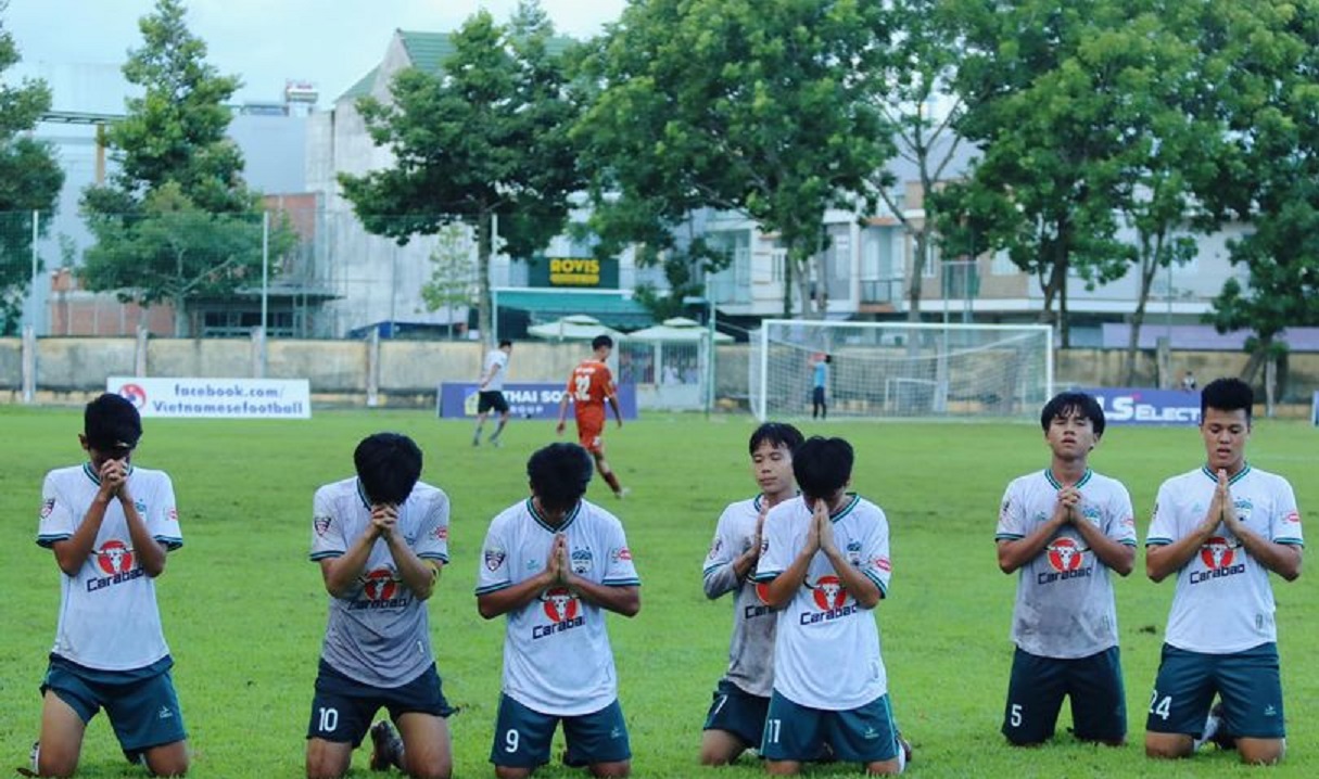 Nghẹn ngào hình ảnh cầu thủ U15 HAGL chắp tay tưởng nhớ những người tử nạn trong vụ tai nạn liên hoàn