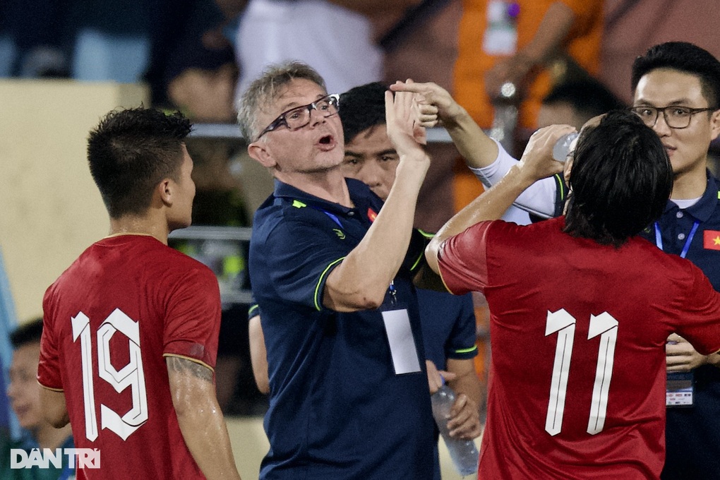 HLV Troussier: "Công Phượng, Văn Toàn vẫn hơn nhiều cầu thủ V-League" | Báo Dân trí