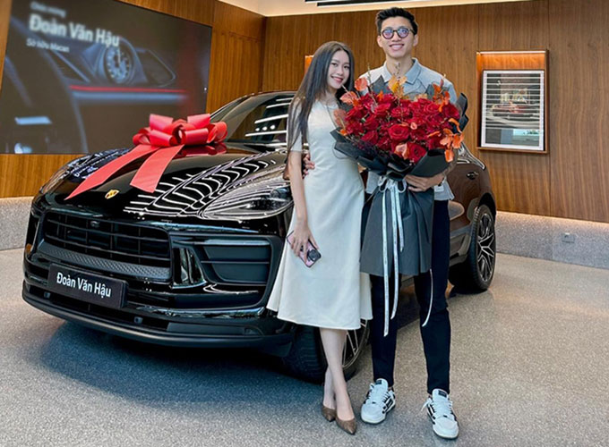 Trước Văn Thanh, hậu vệ Đoàn Văn Hậu cũng lựa chọn dòng xe SUV hạng sang này. Chiếc Poscher Macan 2023 của tuyển thủ sinh năm 1999 có giá gần 5 tỷ đồng. Trước đó, Văn Hậu cũng đã sở hữu cho mình một chiếc Mercedes-Benz GLC300 4Matic AMG 2020