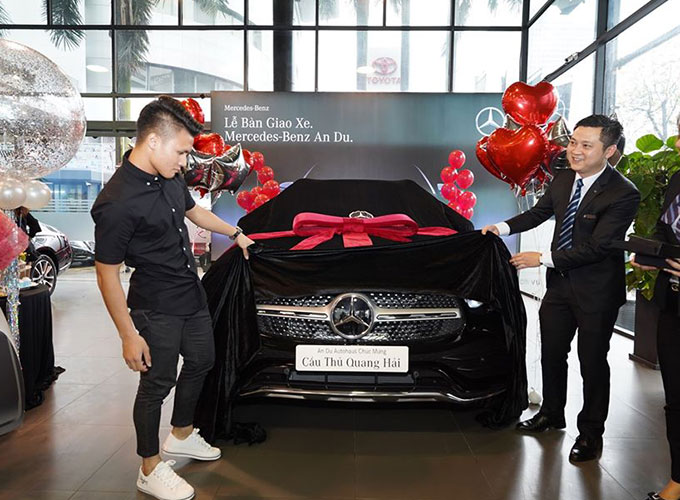 Năm 2020, tiền đạo Nguyễn Quang Hải đã mạnh tay chi hàng tỷ đồng để tậu chiếc Mercedes-Benz GLC 300 4MATIC tại một đại lý ở Hà Nội. Mới đây, tiền vệ sinh năm 1997 cũng âm thầm mua thêm xe Kia Carnival để sử dụng khi mỗi khi di chuyển đường dài hay đi du lịch