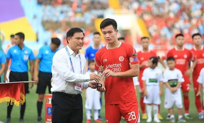 Hoàng Đức đoạt giải Cầu thủ xuất sắc nhất V-League 2023. Ảnh: ANH PHƯƠNG.