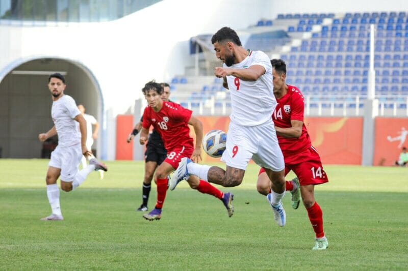 U23 Iran (áo trắng) gây thất vọng khi không thể vào VCK U23 châu Á