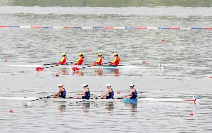 4 cô gái đội rowing Việt Nam gồm: Đinh Thị Hảo, Dư Thị Bông, Hà Thị Vui, Phạm Thị Huệ đang bứt tốc về đích