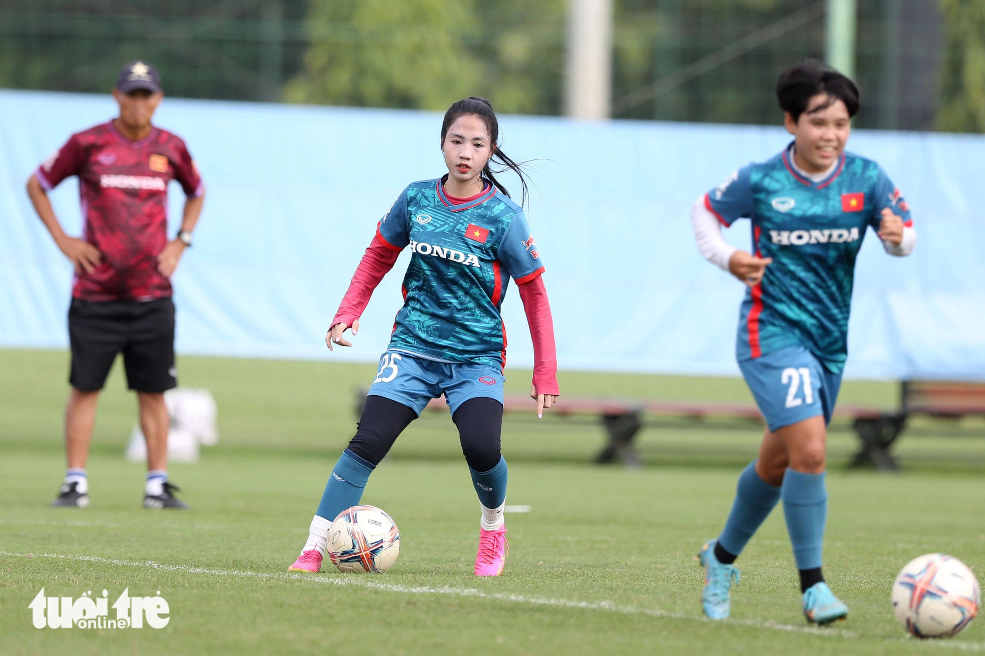 Trần Thị Duyên (giữa), Ngân Thị Vạn Sự (phải) là 2 trong 10 cầu thủ U23 của tuyển nữ Việt Nam dự Asiad 19 - Ảnh: HOÀNG TÙNG