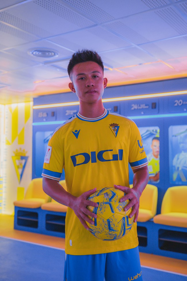 Hoàng Vĩnh Nguyên ghi 4 bàn trong ngày ra mắt Cadiz CF