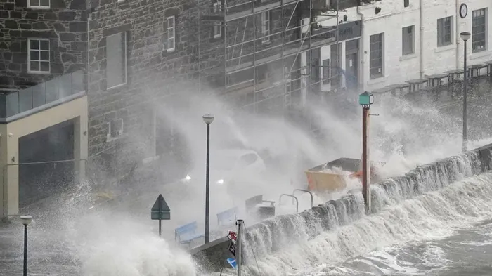 Bão Babet gây sóng lớn tại cảng Stonehaven.