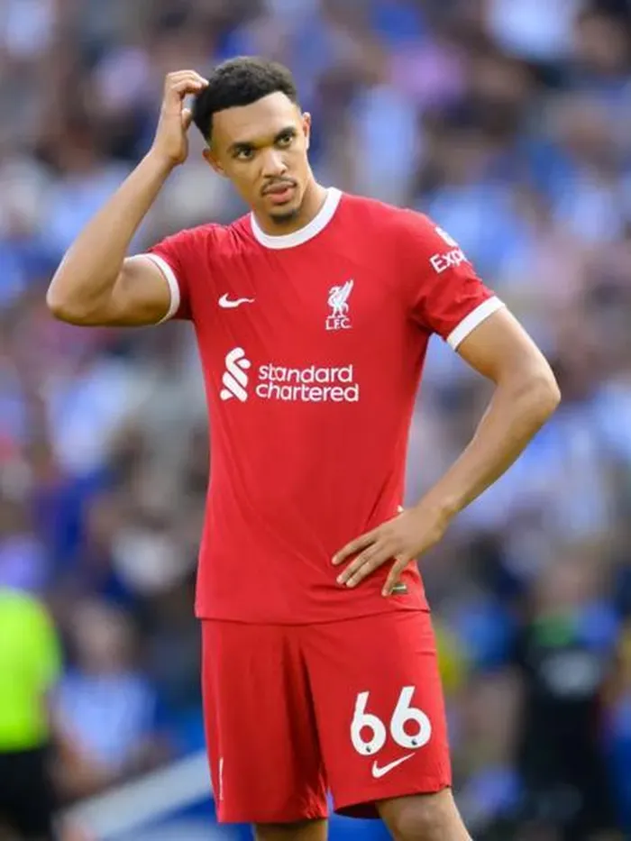 “Alexander-Arnold của Liverpool thoát chết trong gang tấc mà không bị thương” – tờ Sun Sport cho biết thêm.