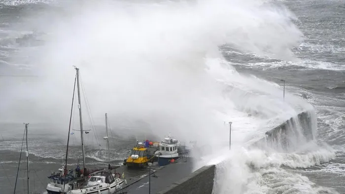 Cơn bão với sức gió lên tới 112km/h đang hoành hành ở Anh đã khiến ít nhất 3 người thiệt mạng.