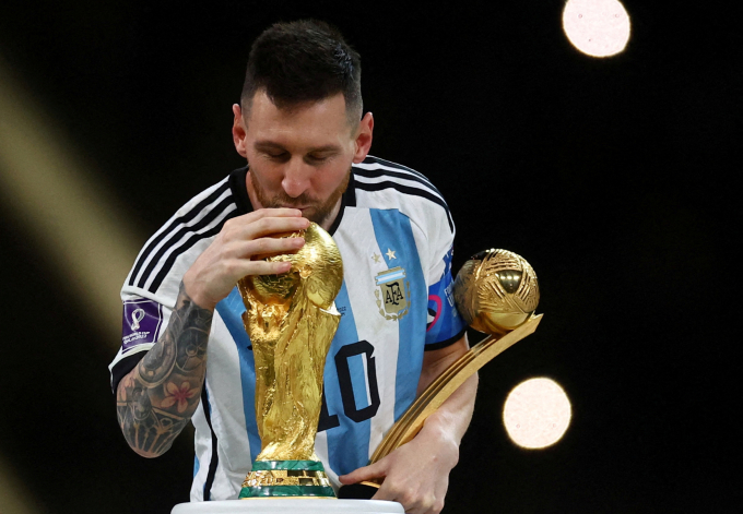 Messi giành World Cup 2022 và giải Cầu thủ hay nhất tại Qatar, hôm 18/12 năm ngoái. Ảnh: Reuters