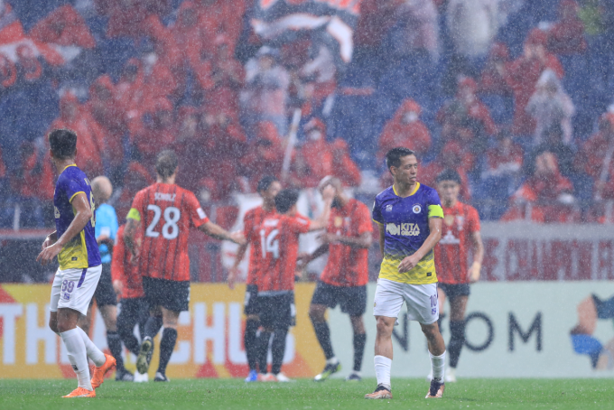 Thủ quân Nguyễn Văn Quyết và các đồng đội trải qua trận đấu khổ sở trước Urawa Reds.