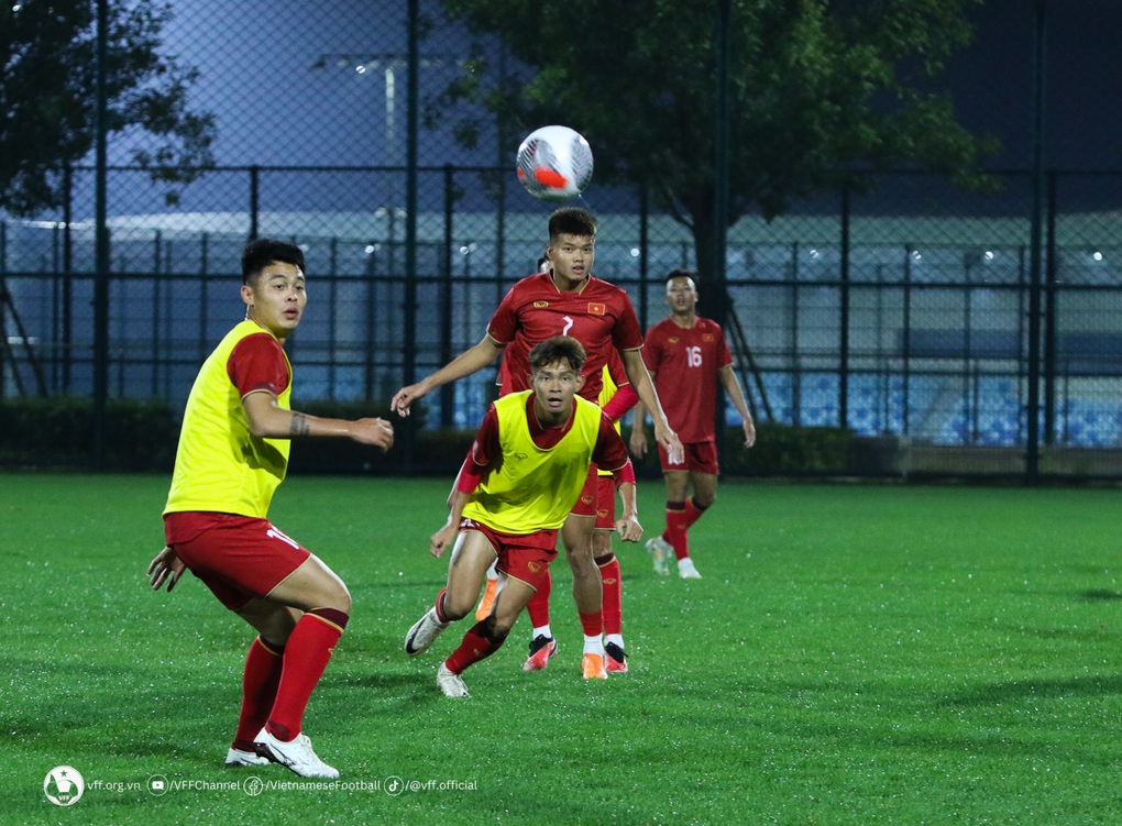 HLV Philippe Troussier báo tin vui với Tiến Linh trước trận gặp Uzbekistan - 2