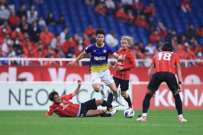 Trung vệ Đỗ Duy Mạnh bị các cầu thủ Urawa Reds bủa vây.