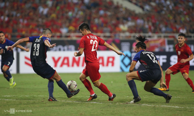 Nguyễn Tiến Linh đi bóng khi Việt Nam đánh bại Philippines 2-1 trong trận bán kết AFF Cup 2018 tại Mỹ Đình.