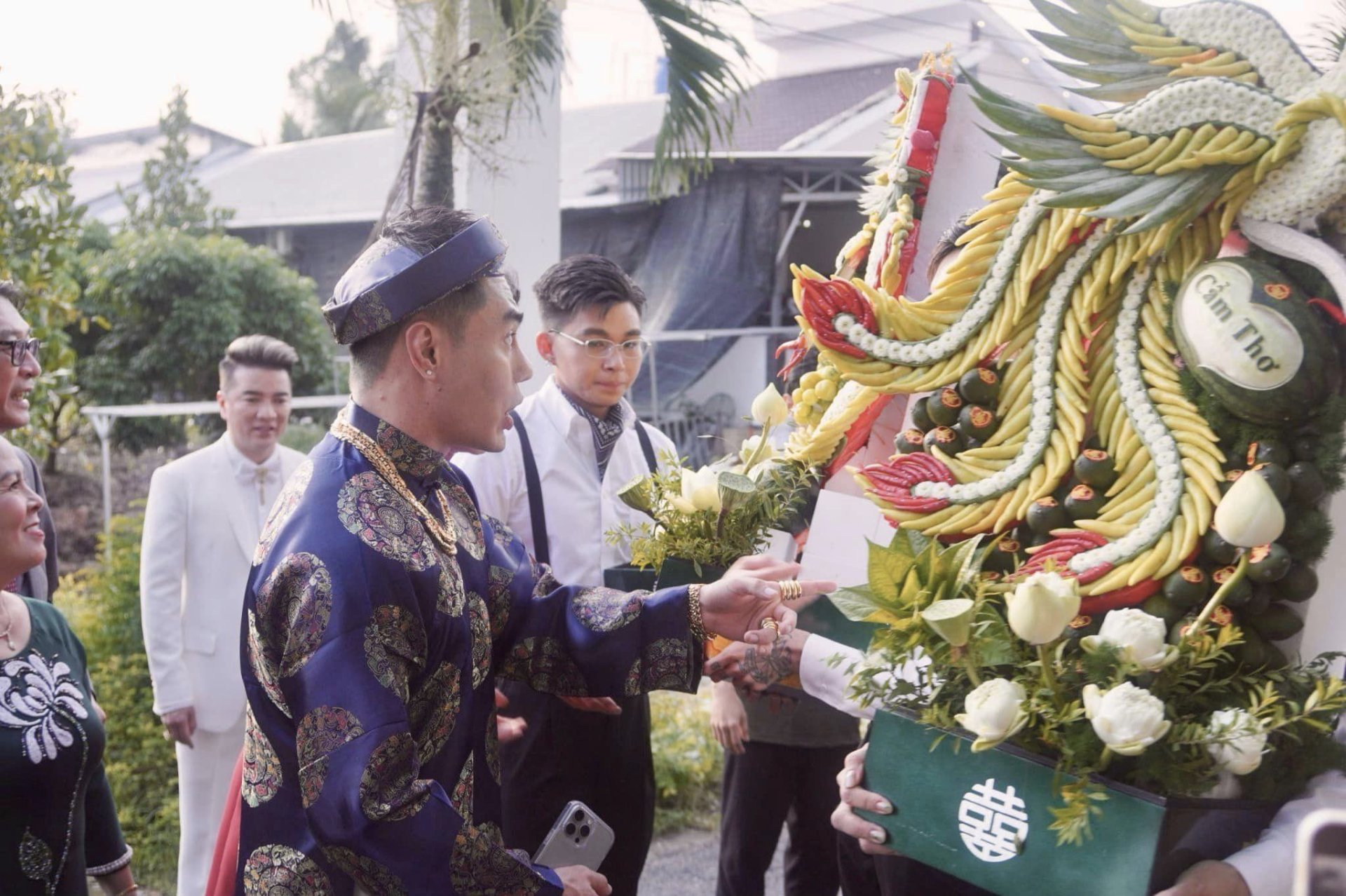 Hòa Minzy mặc áo dài 'chơi lớn' đánh DJ và 'quẫy' cực sung trong đám cưới Puka - Gin Tuấn Kiệt: Ai đọ lại? - ảnh 2