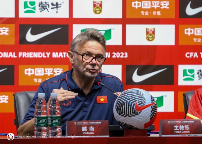 HLV Troussier khẳng định không từ bỏ triết lí bóng đá với tuyển Việt Nam