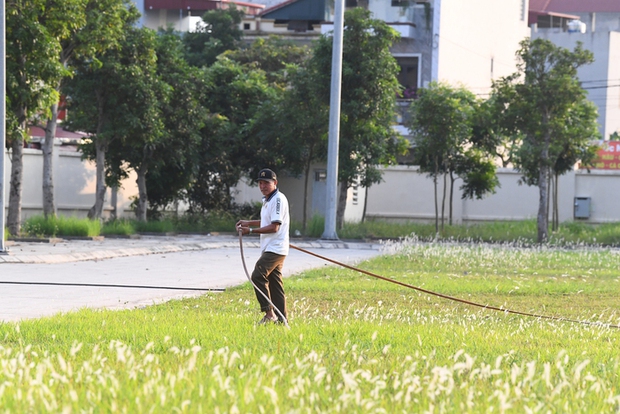 Khoảnh khắc mẹ Văn Hậu tần tảo quét dọn bên khung ảnh cưới lung linh của con trai và con dâu - Ảnh 2.