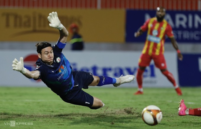 Thủ môn Đặng Văn Lâm mắc sai lầm lớn khiến Bình Định thua Thanh Hoá 2-3 ở vòng 5 V-League 2023-2024. Ảnh: Đức Đồng