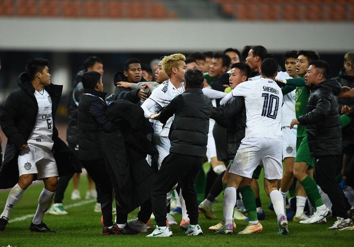 Thủ quân đội tuyển quốc gia Thái Lan Theerathon Bunmathan (tóc vàng), thành viên CLB Buriam United, nhiệt tình tham gia vụ ẩu đả - Ảnh: Sohu