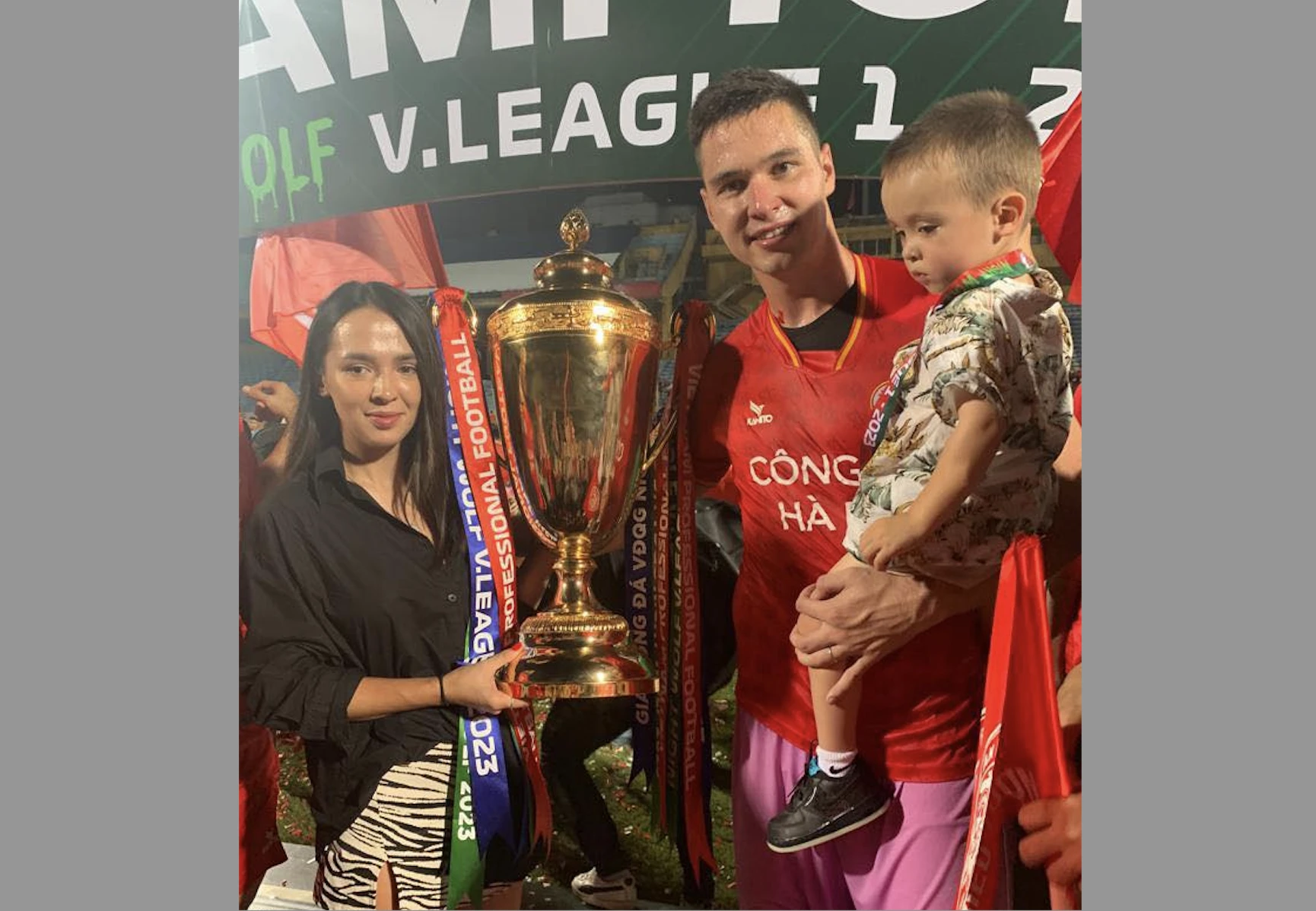 Nguyễn Filip bên vợ con (đều có quốc tịch Việt Nam) cùng cúp vô địch V-League 2023