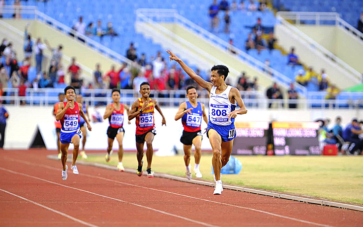 Các vận động viên điền kinh tham dự SEA Games 31 trên sân Mỹ Đình - Ảnh: NAM TRẦN