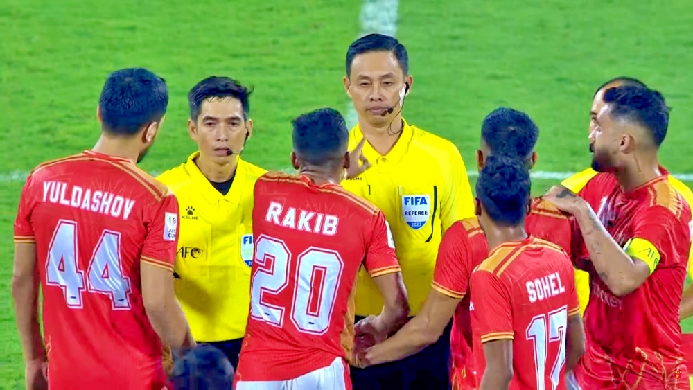 trong tai ngo duy lan bi bao vay khi lam nhiem vu o afc cup hinh anh 1