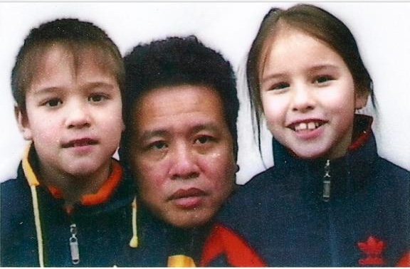 Ông Nguyễn Minh bên cạnh Nguyễn Filip khi còn nhỏ và chị gái