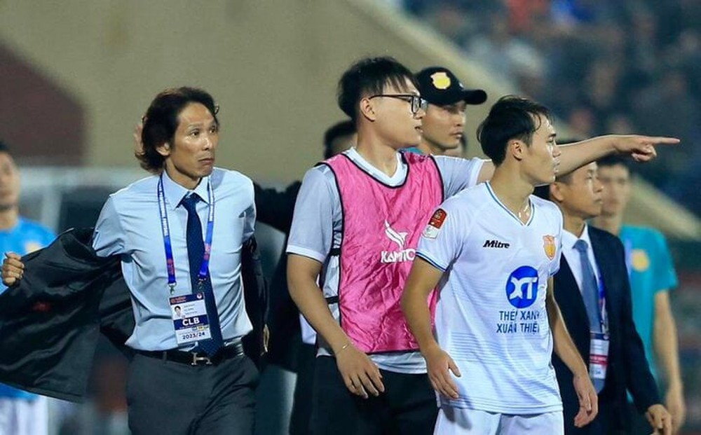 Làm xấu hình ảnh V.League, HLV Gong Oh-kyun và Văn Kiên bị đề xuất phạt nặng - Ảnh 1.