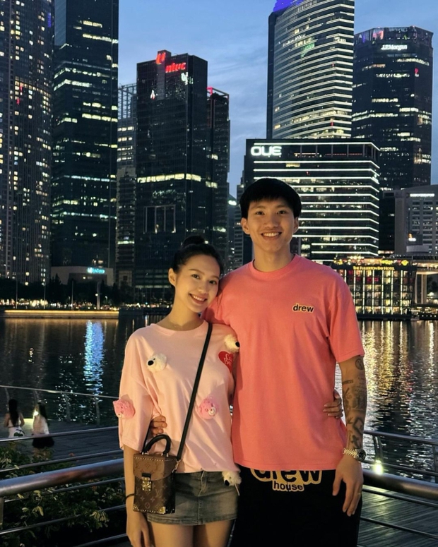 Doãn Hải My được Đoàn Văn Hậu hôn má ở Singapore, lộ thêm bằng chứng có tin vui chỉ qua một món đồ hiệu - Ảnh 2.