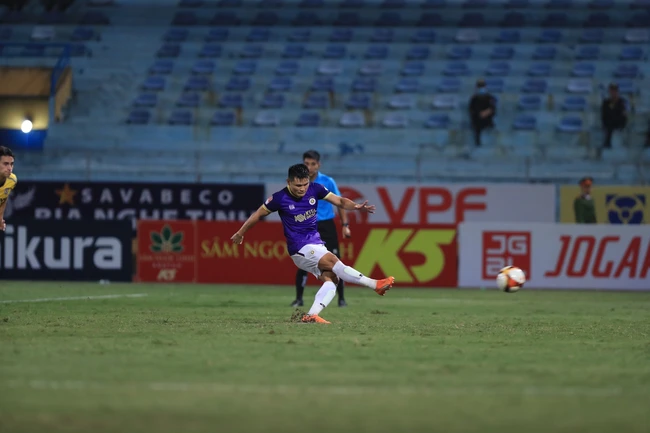 TRỰC TIẾP Hà Nội vs SLNA (2-0): Chủ nhà hưởng lợi thế nhờ VAR (Hiệp 1) - Ảnh 4.