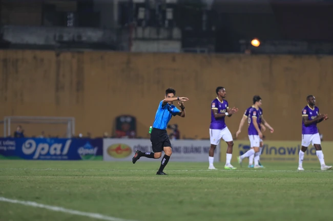 TRỰC TIẾP Hà Nội vs SLNA (2-0): Chủ nhà hưởng lợi thế nhờ VAR (Hiệp 1) - Ảnh 5.