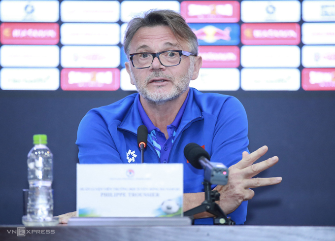 HLV Troussier thông báo việc không đưa Hoàng Đức đi dự Asian Cup 2023 vì chấn thương, trong buổi họp báo hôm 4/1. Ảnh: Lâm Thoả