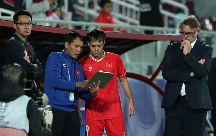 HLV Philippe Troussier (phải) cùng các trợ lý người Việt tại Asian Cup 2023 - Ảnh: HOÀNG TUẤN