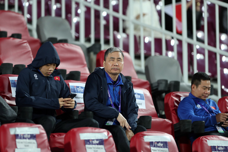 Tổng thư ký VFF Dương Nghiệp Khôi (giữa) trên khán đài trận Việt Nam gặp Indonesia ở Asian Cup 2023 - Ảnh: HOÀNG TUẤN