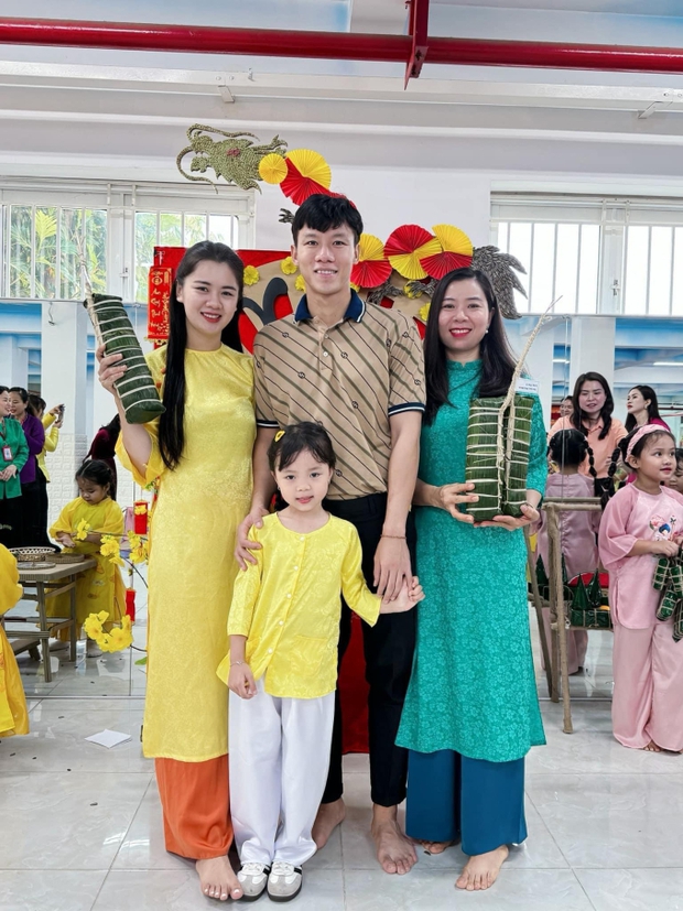 Khoảnh khắc cực hạnh phúc của đội trưởng đội tuyển Việt Nam và con gái, cùng gói bánh tét hạnh phúc sum vầy ngày Tết - Ảnh 2.