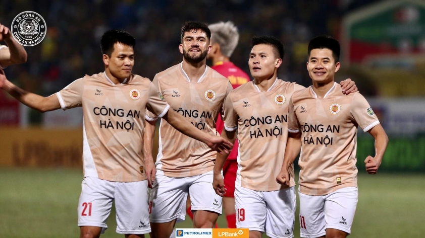 Quang Hải ghi bàn cho CAHN trước Thanh Hóa 