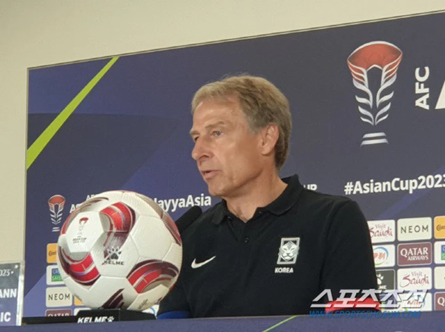 Hàn Quốc bị loại tại bán kết Asian Cup, HLV Klinsmann gây phẫn nộ vì nụ cười khó hiểu - Ảnh 3.