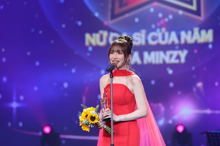 Hòa Minzy được xướng tên ở hạng mục Nữ ca sĩ của năm