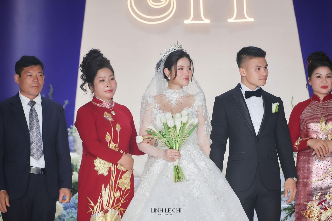 Cô dâu Chu Thanh Huyền đeo vàng nặng trĩu trong ngày theo Quang Hải về dinh- Ảnh 1.
