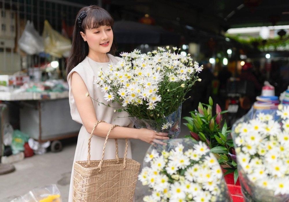 'Táo bà' Vân Dung sở hữu tài sản kếch xù ở tuổi U50: Xây biệt thự chục tỷ bề thế như lâu đài, từng lộ cát-xê quảng cáo hơn 100 triệu/video? - Ảnh 12