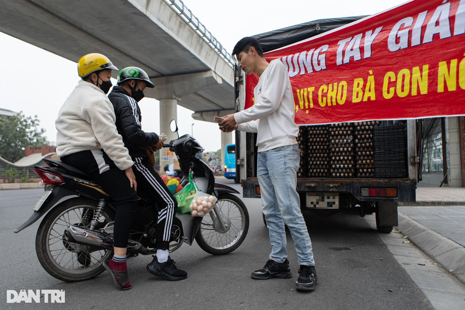 Sự thật chiêu giải cứu trứng gà giá siêu rẻ bán tràn vỉa hè Hà Nội - 6