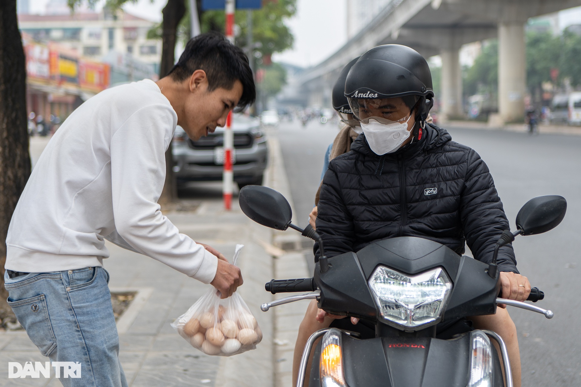 Sự thật chiêu giải cứu trứng gà giá siêu rẻ bán tràn vỉa hè Hà Nội - 5