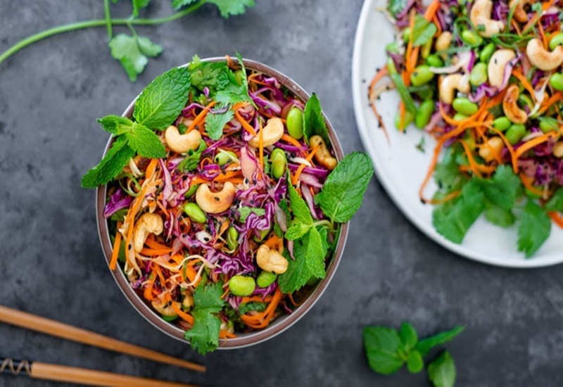 Hạt điều có thể kết hợp với các loại salad