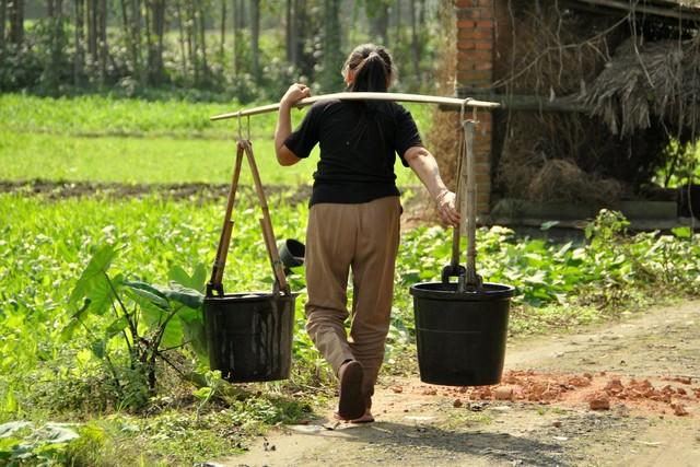 Chồng mất sớm, tôi oằn lưng nuôi 3 người em chồng: Cả làng cho là dại dột, 20 năm sau xảy ra biến cố khiến tôi hiểu LÒNG NGƯỜI!- Ảnh 3.