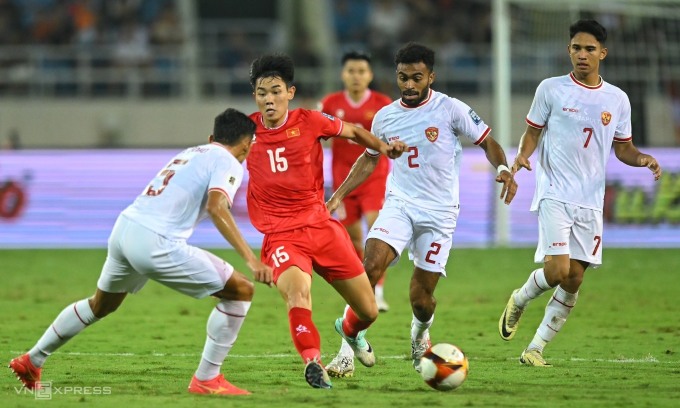 Nguyễn Đình Bắc (số 15) rê bóng trong trận Việt Nam thua Indonesia 0-3, trên sân Mỹ Đình, Hà Nội, lượt bốn bảng F vòng loại hai khu vực châu Á, World Cup 2026, tối 26/3/2024. Ảnh: Giang Huy