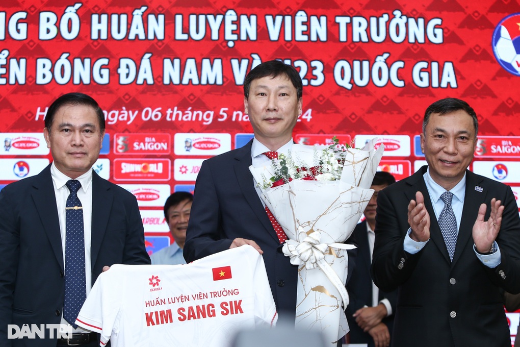 HLV Kim Sang Sik: Trung thành, cống hiến hết mình sẽ tạo nên thành công - 2