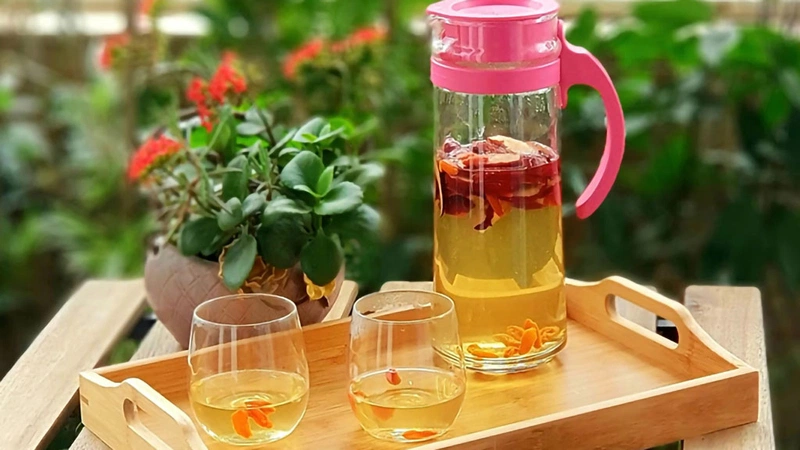 Khi pha trà táo đỏ, chúng ta có thể trộn nhiều nguyên liệu khác với nhau để tăng thêm hương vị