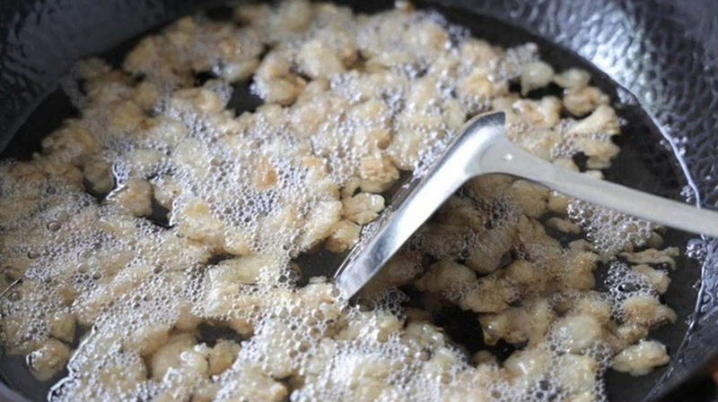 Tóp mỡ bao nhiêu calo? Tại sao ăn tóp mỡ dễ gây tăng cân? 1