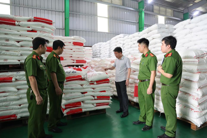 Giám đốc Công an tỉnh Phú Thọ kiểm tra kho sản xuất. Ảnh: Công an cung cấp